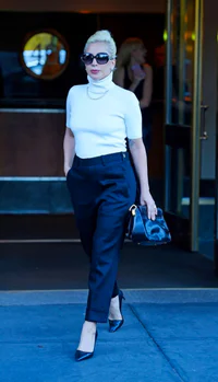https://image.sistacafe.com/w200/images/uploads/content_image/image/493333/1511317646-Lady-Gaga_-Leaving-her-apartment-in-Manhattan--02-662x1156.jpg