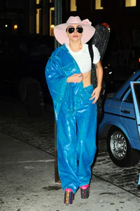 https://image.sistacafe.com/w200/images/uploads/content_image/image/493359/1511319318-Lady-Gaga-in-Blue-Glitter-Pantsuit--08-662x994.jpg