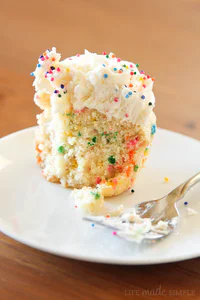 https://image.sistacafe.com/w200/images/uploads/content_image/image/5032/1432124203-vanilla-funfetti-cupcakes.jpg