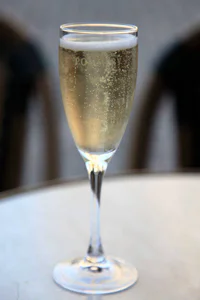 https://image.sistacafe.com/w200/images/uploads/content_image/image/52585/1446447580-gallery-1446223765-champagne-beauty.jpg