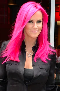https://image.sistacafe.com/w200/images/uploads/content_image/image/53116/1446545224-mcx-pink-hair-jenny-mccarthy.jpg