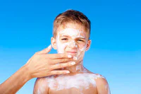 https://image.sistacafe.com/w200/images/uploads/content_image/image/53458/1446616528-sunscreen-being-applied-to-child.jpg