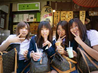https://image.sistacafe.com/w200/images/uploads/content_image/image/55195/1447059444-school-girls-with-louis-vuitton-bags-tokyo-honshu-japan.jpg