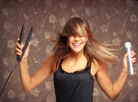 https://image.sistacafe.com/w200/images/uploads/content_image/image/56348/1447327764-girl-with-flat-iron-and-spray-for-web-site.jpg