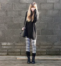 https://image.sistacafe.com/w200/images/uploads/content_image/image/567798/1519111310-With-black-long-sweater-mid-calf-boots-and-black-bag.jpg