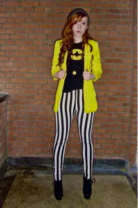 https://image.sistacafe.com/w200/images/uploads/content_image/image/567830/1519112175-With-printed-t-shirt-yellow-blazer-and-ankle-boots.jpg