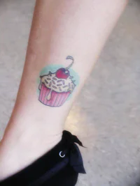 https://image.sistacafe.com/w200/images/uploads/content_image/image/57858/1447814742-color-ink-cupcake-tattoo-on-ankle.jpg