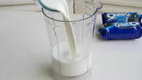 https://image.sistacafe.com/w200/images/uploads/content_image/image/58894/1447920013-oreo-milkshake-popsicle-recipe2.jpg