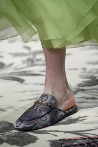 https://image.sistacafe.com/w200/images/uploads/content_image/image/61062/1448359959-13-spring-2016-shoe-trends-slippers-gucci-h724.jpg