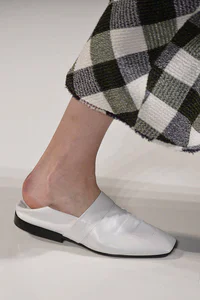 https://image.sistacafe.com/w200/images/uploads/content_image/image/61064/1448359984-15-spring-2016-shoe-trends-slippers-victoria-beckham-h724.jpg