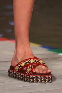https://image.sistacafe.com/w200/images/uploads/content_image/image/61092/1448360398-32-spring-2016-shoe-trends-rainbow-sandals-tommy-hilfiger-h724.jpg