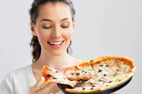 https://image.sistacafe.com/w200/images/uploads/content_image/image/67088/1450060630-woman-eating-pizza.jpg