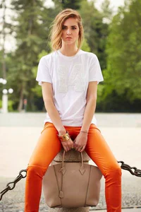 https://image.sistacafe.com/w200/images/uploads/content_image/image/67609/1450159655-white-crew-neck-t-shirt-orange-skinny-pants-beige-tote-bag-gold-bracelet-original-2770.jpg
