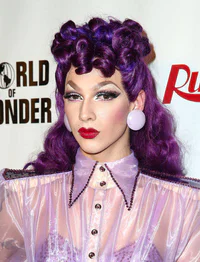 https://image.sistacafe.com/w200/images/uploads/content_image/image/67716/1450163842-violet-chachki-purple-hair.jpg