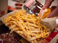 https://image.sistacafe.com/w200/images/uploads/content_image/image/68638/1450328241-20140130-mcd-japan-cheese-fries2-thumb-610x457-380765.jpg