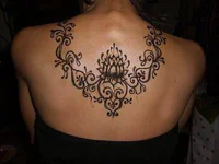 https://image.sistacafe.com/w200/images/uploads/content_image/image/70412/1450678545-Henna-Lotus-Flower-Back-Tattoo-For-Girls.jpg