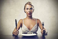 https://image.sistacafe.com/w200/images/uploads/content_image/image/71528/1450927593-hungry-woman-with-empty-plate.jpg