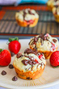 https://image.sistacafe.com/w200/images/uploads/content_image/image/74537/1451717804-Chocolate-Covered-Strawberry-Muffins-3.jpg
