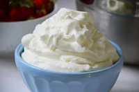 https://image.sistacafe.com/w200/images/uploads/content_image/image/75238/1451897539-Whipped-Cream-Blue-bowl-Maureen-Abood.jpg