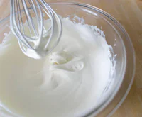 https://image.sistacafe.com/w200/images/uploads/content_image/image/75348/1451903290-white-chocolate-raspberry-tart-whipped-cream.jpg