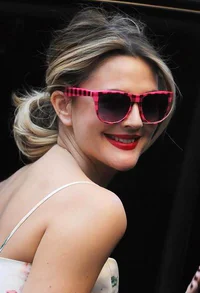 https://image.sistacafe.com/w200/images/uploads/content_image/image/77363/1452144475-Drew-Barrymore-Loose-Ponytail-Hairstyle.jpg