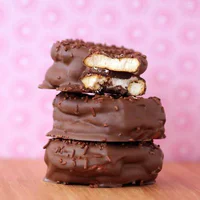 https://image.sistacafe.com/w200/images/uploads/content_image/image/85491/1453557747-chocolate-covered-smores-pretzels-500x5001.jpg