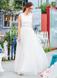 https://image.sistacafe.com/w200/images/uploads/content_image/image/87519/1453925344-Sydne-Style-what-to-wear-to-a-beach-chic-wedding-tulle-skirt-trend-spring-summer-outfit-ideas-bridal-california.jpg