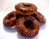 https://image.sistacafe.com/w200/images/uploads/content_image/image/8841/1433822029-springkle-chocolate-donut.jpg