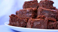 https://image.sistacafe.com/w200/images/uploads/content_image/image/8866/1433823147-double-chocolate-brownies_0.jpg