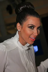 https://image.sistacafe.com/w200/images/uploads/content_image/image/89308/1454476911-Kim-Kardashian.jpeg