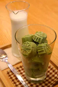 https://image.sistacafe.com/w200/images/uploads/content_image/image/90699/1454771957-Green-Tea-Matcha-Ice-Cubes.jpg