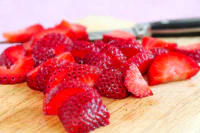 https://image.sistacafe.com/w200/images/uploads/content_image/image/91890/1455166913-1-cut-strawberries.jpg