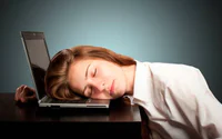 https://image.sistacafe.com/w200/images/uploads/content_image/image/92172/1455258538-Woman-sleep-on-laptop-very-funny-photo.jpg