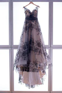 https://image.sistacafe.com/w200/images/uploads/content_image/image/92348/1455293310-black-lace-wedding-gown.jpg