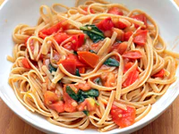 https://image.sistacafe.com/w200/images/uploads/content_image/image/9536/1433995951-20120906-dt-alice-waters-whole-wheat-pasta-with-tomato-vinaigrette.jpg