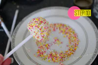 https://image.sistacafe.com/w200/images/uploads/content_image/image/95398/1456126895-DIY-How-To-Make-Cake-Pops10.jpg