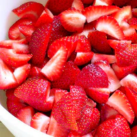 https://image.sistacafe.com/w200/images/uploads/content_image/image/96084/1456232259-strawberries.jpg