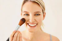 https://image.sistacafe.com/w200/images/uploads/content_image/image/96809/1456374287-woman-applying-powder-blush.jpg