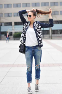 https://image.sistacafe.com/w200/images/uploads/content_image/image/96976/1456385849-ripped-jeans-sneakers-and-printed-blazer.jpg