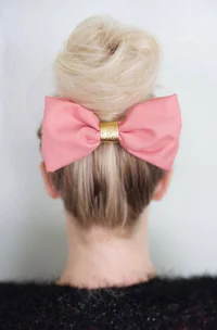 https://image.sistacafe.com/w200/images/uploads/content_image/image/98940/1456978944-33-Adorable-Hairstyles-with-Bows-3.jpg