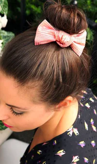 https://image.sistacafe.com/w200/images/uploads/content_image/image/98966/1456979985-33-Adorable-Hairstyles-with-Bows-20.jpg