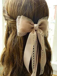 https://image.sistacafe.com/w200/images/uploads/content_image/image/98969/1456980016-33-Adorable-Hairstyles-with-Bows-23.jpg
