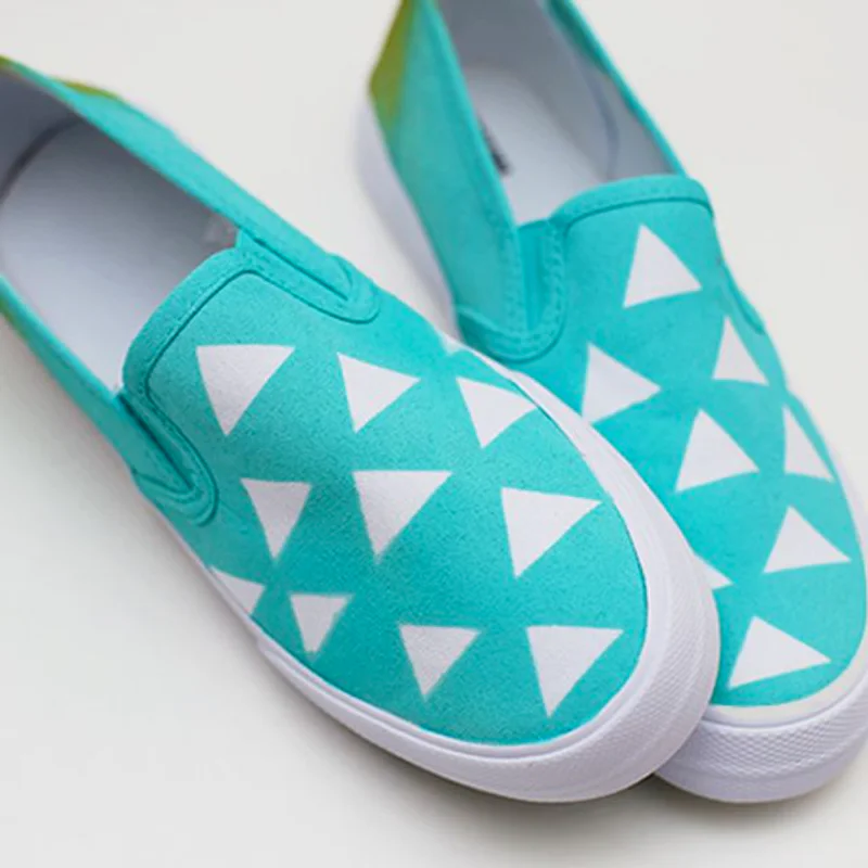 DIY เพ้นท์รองเท้าแบบง่ายๆ ด้วยลายสามเหลี่ยม