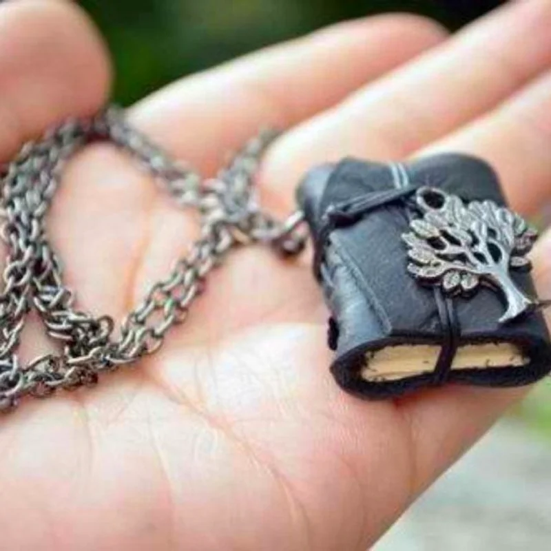 'Book Necklace' จี้ห้อยคอสุดน่ารักที่คนรักหนังสือไม่ควรพลาด!