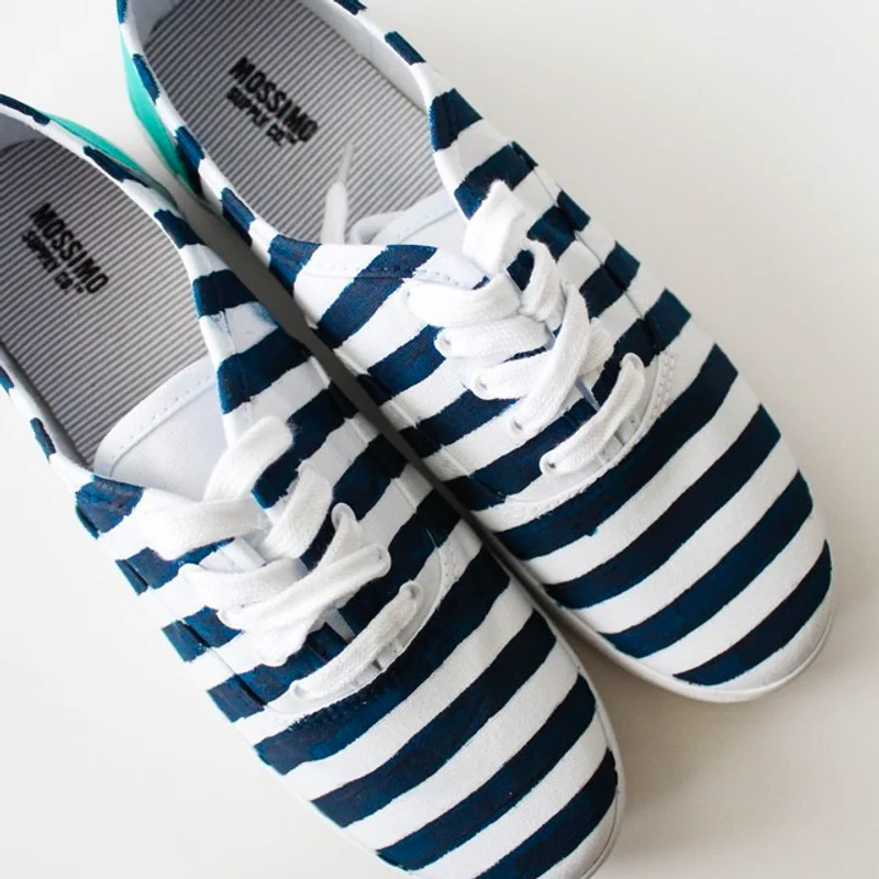 DIY Painted Striped Shoes เนรมิต 'รองเท้าผ้าใบลายทาง' แสนสวยด้วยฝีมือเราเอง