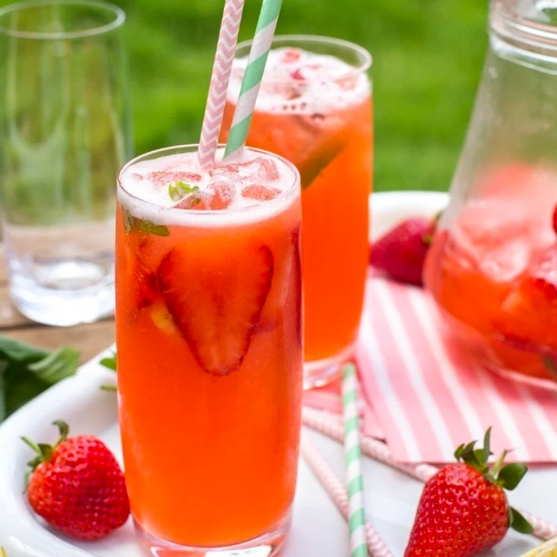 Spiked Strawberry Basil Lemonade น้ำมะนาวสตรอว์เบอร์รี่ใส่ใบโหระพา ดื่มเพลินชื่นใจสุดๆ