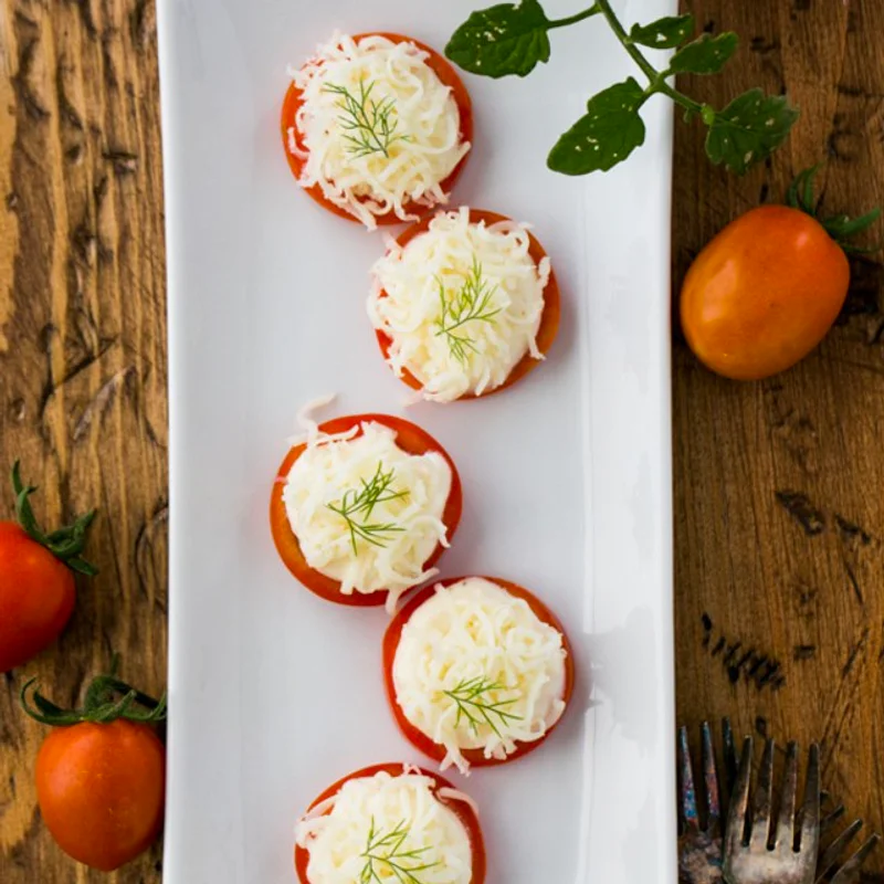 'Snowy Tomato Slices'  มะเขือเทศโรยชีส เมนูของกินเล่นแสนสะดวก ได้ประโยชน์เต็มคำ