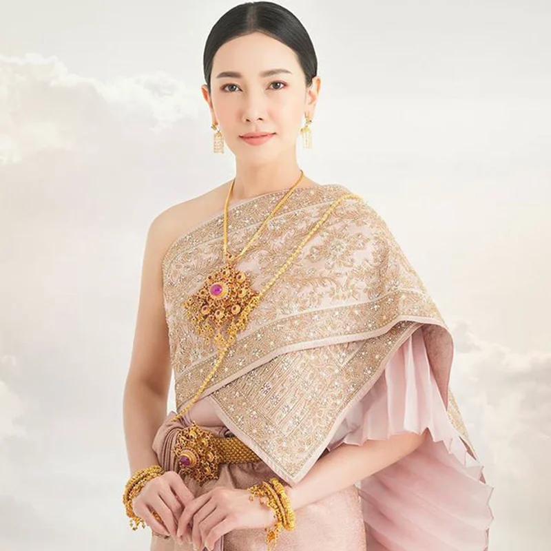 ชวนชม '8 ชุดไทยพระราชนิยม' งดงามด้วยเอกลักษณ์ของผ้าไทย