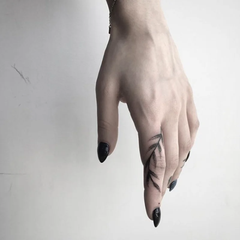งามแบบไม่ง้อแหวน! ไอเดีย "Finger Tattoos" เพิ่มลูกเล่นให้กับนิ้วมือของเรา